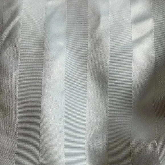 72” diameter round  ivory tablecloth, EUC - Picture 4 of 4